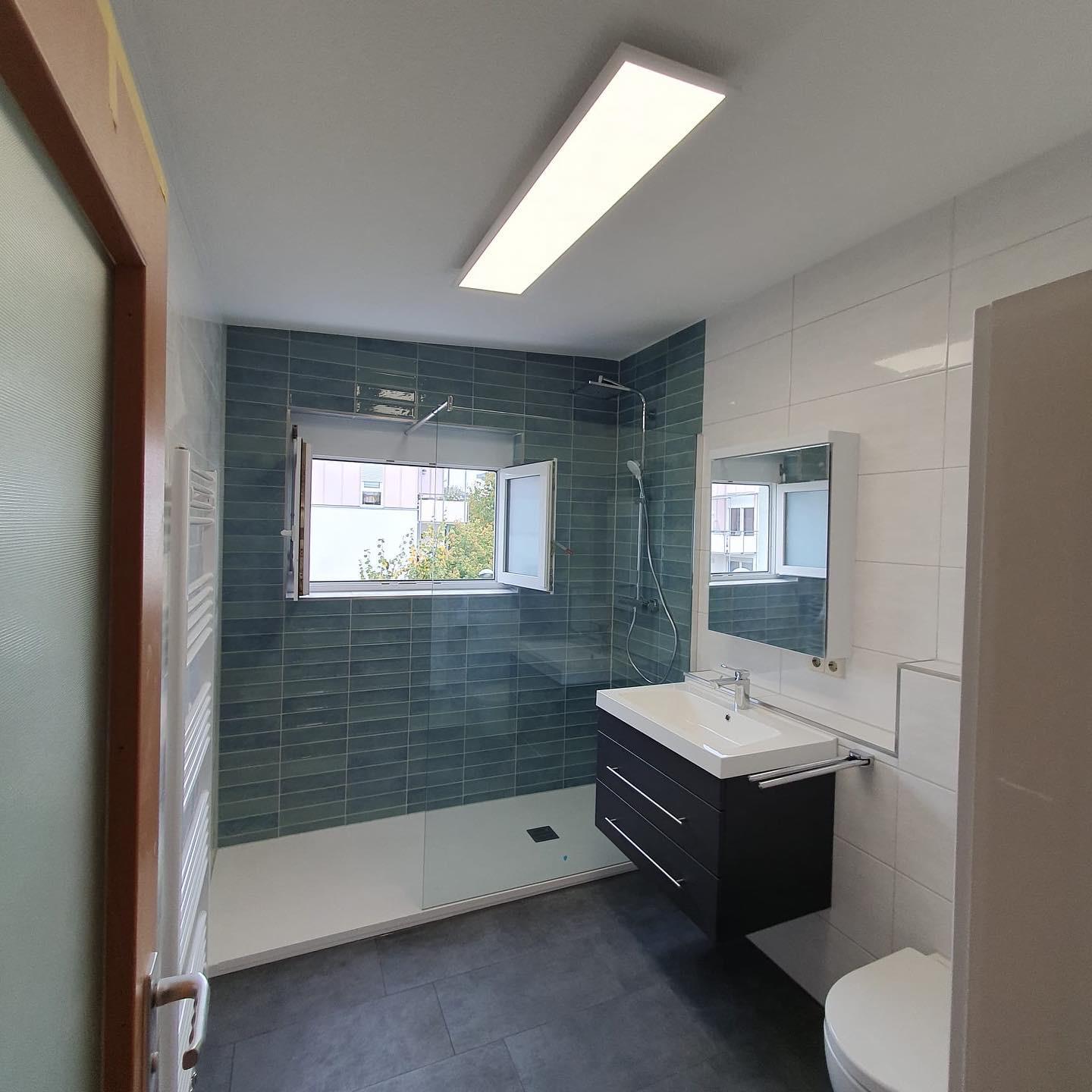 Bad mit petrolblauen Stäbchenfliesen und Walk-in-Dusche – ein Projekt von Raumausstattung Hildermann